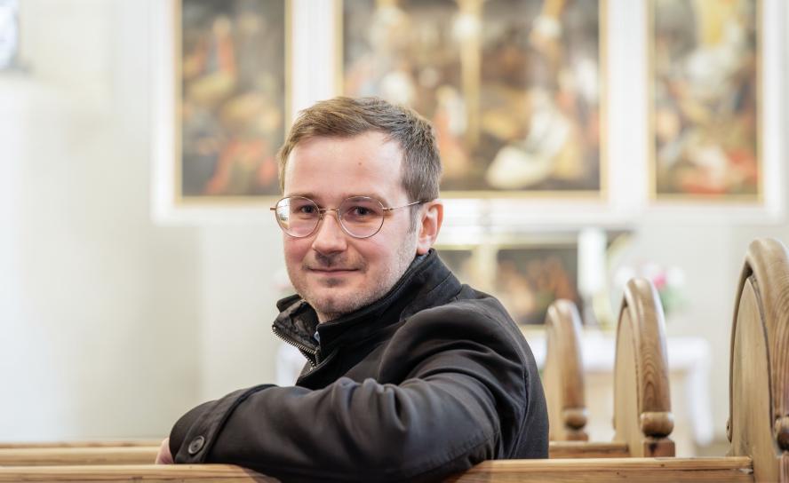 Mit sächsischem Blick in Bayern: Albrecht Meinel ist Vikar in Markranstädt und absolviert seine theoretische Ausbildung in Bayern. Dort soll er Erfahrungen für die künftige Kooperation der beiden Landeskirchen sammeln. © Uwe Winkler
