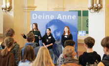 Die Leipziger Schülerinnen Luise, Sosan und Enna (v. l. ) führen Gleichaltrige durch die Ausstellung über Anne Frank im Neuen Rathaus Leipzig. © Uwe Winkler