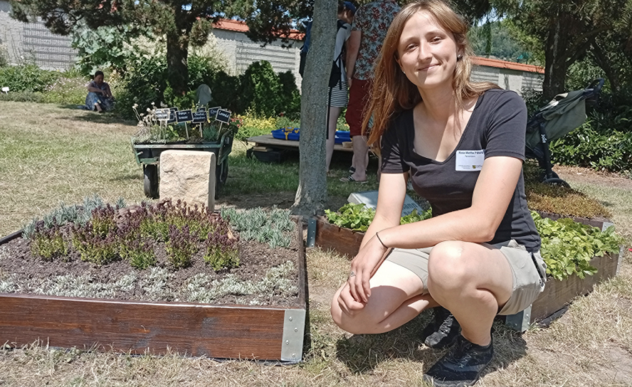 Rosa Pätzig auf einer Musteranlage für Gräber im Areal der Gartenbaufachschule Pillnitz. © Torsten Hilscher