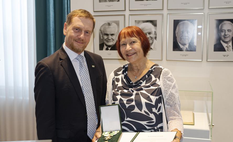 Ministerpräsident Michael Kretschmer ehrte Gerlinde Rohr mit dem Sächsischen Verdienstorden.