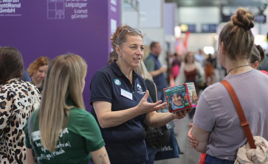 Werbung und Austausch. Die Jugendhilfemesse war Kontaktbörse für Träger aus ganz Europa. Foto: Birgit Andert