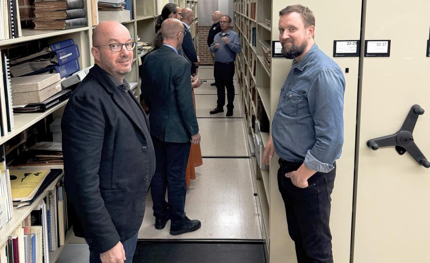Landesbischof Tobias Bilz im Archiv der amerikanischen Herrnhuter, rechts Pfarrer Friedemann Bublitz. Hinten zentral Archivar Paul Peucker. Foto: evlks, Moravian Archives