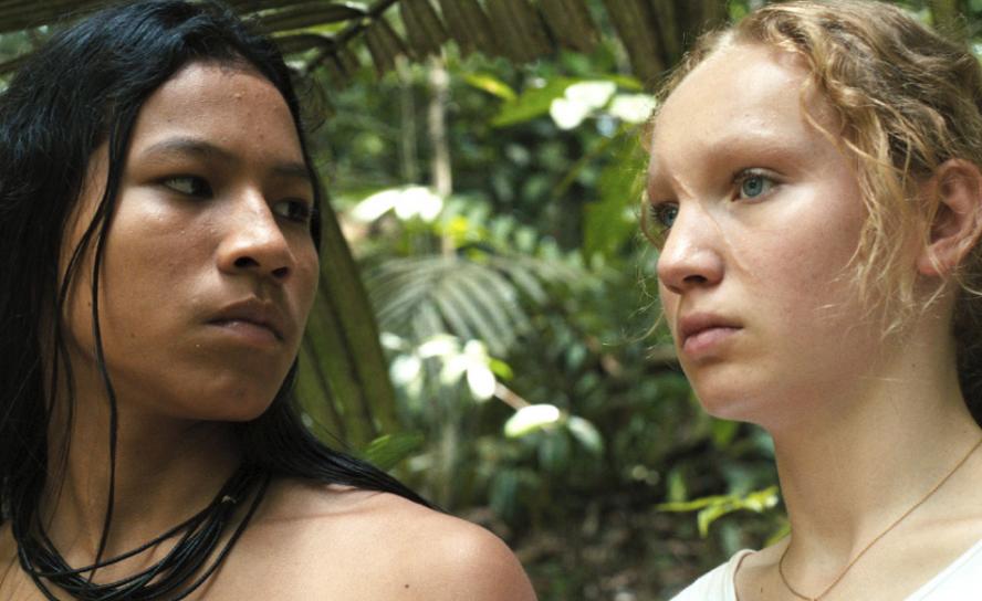 Rebecca (Helena Zengel) und Silas (Hamã Viera) sind gegen die illegale Abholzung des Regenwaldes.