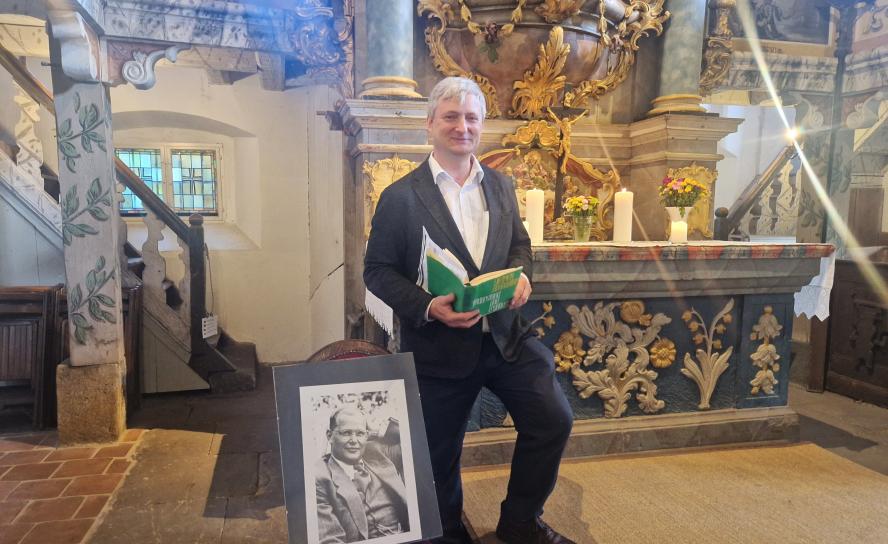 Pfarrer Christian Mai liest Bonhoeffer-Texte in der Kirche Oybin.