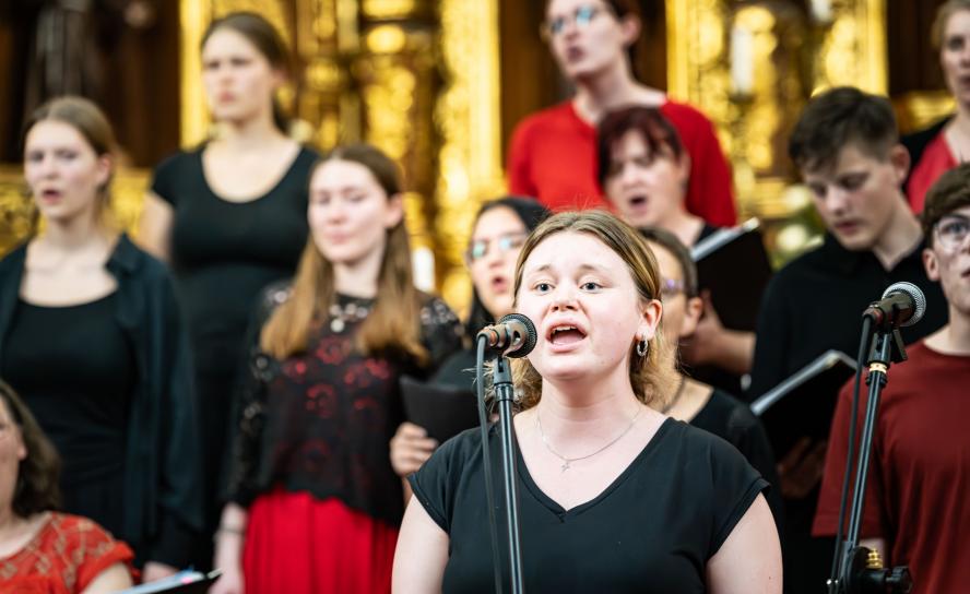 Schülerin Arndis Groß ist im gemischten Chor ein Sopran.