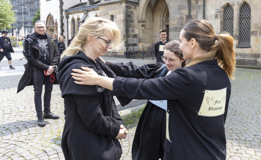 Segnungsaktion in Leipzig während des Wave-Gotik-Treffens.