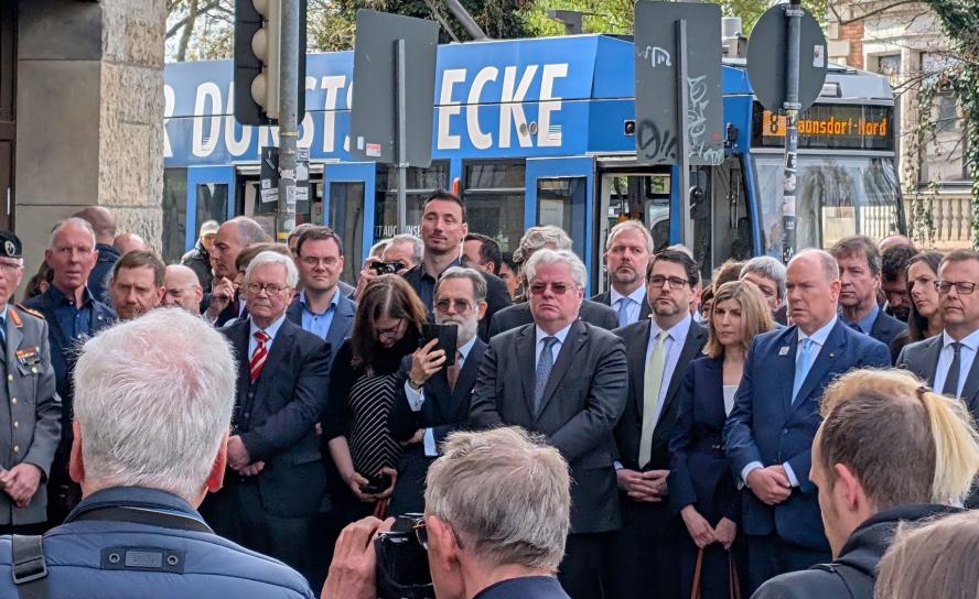 Gedenkfeier am „Capa-Haus“ mit prominenten Gästen, u.a. Sachsens Ministerpräsident Michael Kretschmer, Tobias Hollitzer, Leiter der Gedenkstätte Museum in der „Runden Ecke“, Erster Bürgermeister Torsten Bonew in Vertretung für Leipzigs Oberbürgermeister Burkhard Jung, und Alan Meltzer, Chargé d’Affaires der US-Botschaft Berlin, Richard Read, Enkel des damaligen Stadtkommandanten Major Richard J. Eaton, Fürst Albert von Monaco. © Katja Vogel