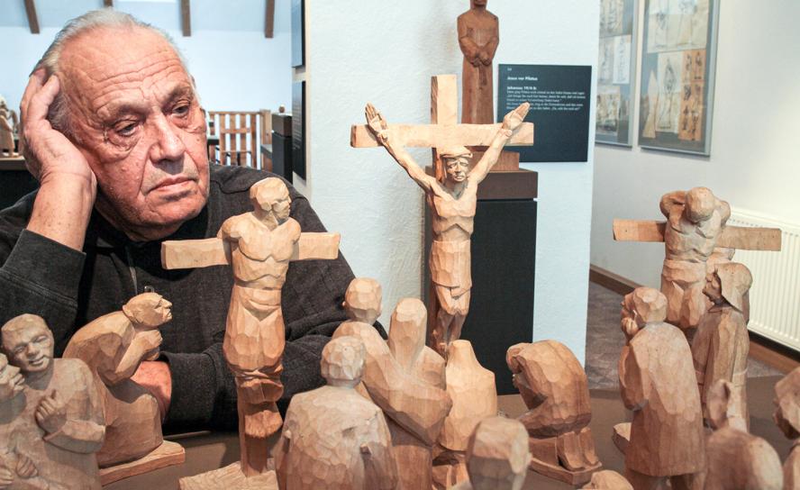 Gottfried Reichel zu Lebzeiten mit einigen seiner Arbeiten.