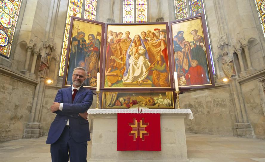 Leipziger Künstler Michael Triegel vor dem Altar im Naumburger Dom.