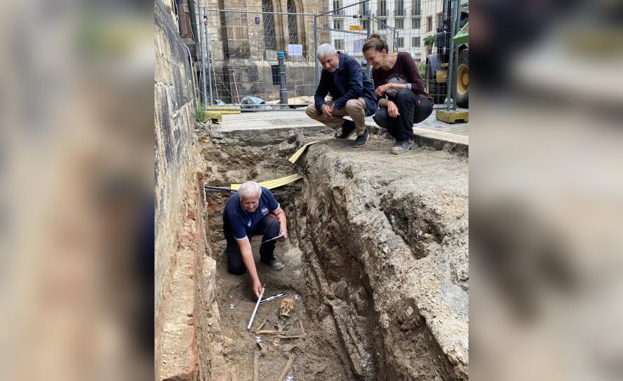 Peter Hiptmair (unten) und Nicole Eichhorn vom Landesamt für Archäologie, Pfarrer Bernhard Stief. Die Kirche selbst ist trotz Bauarbeiten und Grabungen weiter zugänglich.