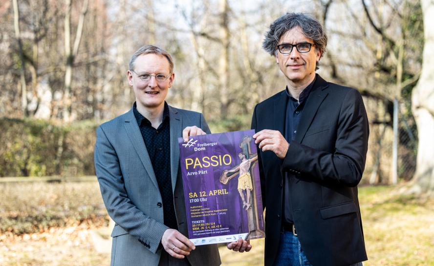 Landeskirchenmusikdirektor Burkhard Rüger und Domkantor Albrecht Koch mit dem Veranstaltungsplakat.