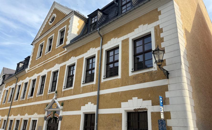 Das Haus der Kirche wurde saniert, darin auch der Jugendraum. © Anna Neef