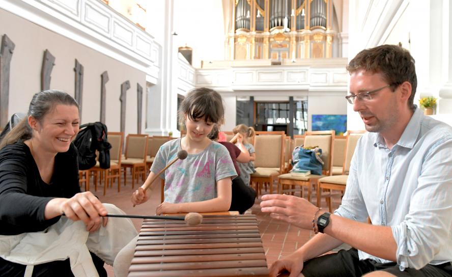 In der „Kling-Klang-Kathedrale“: Mutter Daniela entlockt gemeinsam mit Tochter Jasmin dem Xylophon überraschende Töne in der Petrikirche Freiberg