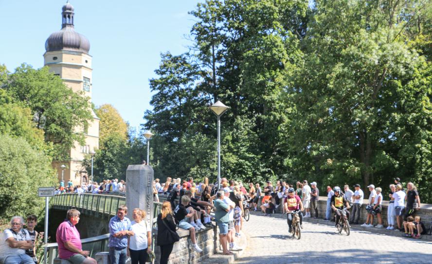 Zum SR2-Treffen im vogtländischen Kürbitz versammelten sich über 1000 Kultmopeds zu einer Rundfahrt – ein Höhepunkt im Rahmen der 800-Jahr-Feier des Ortes. © Simone Zeh