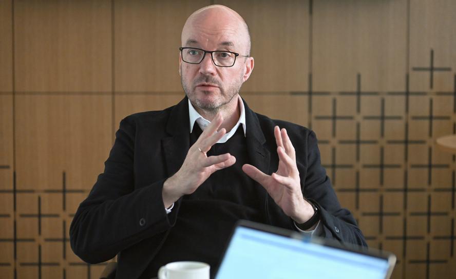Landesbischof Tobias Bilz beim Interview mit dem SONNTAG.