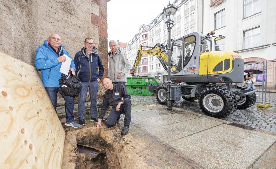 Besprechung vor Ort (v. l.): Architekt Thomas Plietzsch, Baupfleger Jens-Peter Müller, Küster Stefan Oehme und Pfarrer Bernhard Stief an einem Abschnitt vom Fundament.