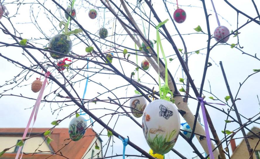 Das Bemalen von Ostereiern, das Dekorieren von Bäumen und Zweigen mit bunten Eiern – das sind Traditionen zu Ostern.