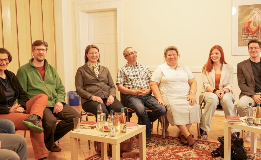Teilnehmer und Veranstalter am Abschlussabend in gemütlicher Runde: Rückblick halten und das eigene Bild von Kirche beschreiben. 