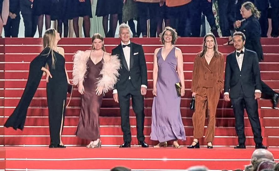 Glamour statt Gesangbuch: Felicitas Erben (v. l.), Marie Charlotte Seidel, Produzent Michel van der Aa, Viola Blache, Helene Erben und der Kreativleiter Aram Balian auf dem roten Teppich vor dem Festspielhaus in Cannes.