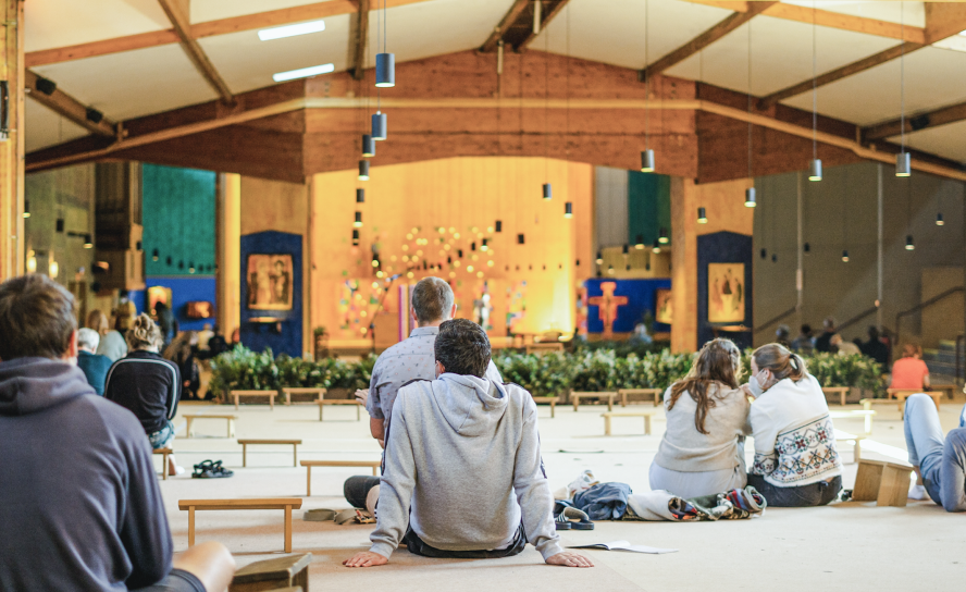 Gemeinschaft in der Versöhnungskirche: Junge Menschen seien stark belastet und gleichzeitig auf der Suche, sagt der scheidende Prior von Taizé, Frère Alois. Die Zeit in Taizé ermögliche ihnen, so zu sein, wie sie sind. © kna-bild/Katharina Gebauer