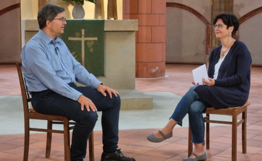 Kulturhauptstadtpfarrer Holger Bartsch im Gespräch mit Mira Körlin für »Evangelisch in Sachsen« © EMH/Richter