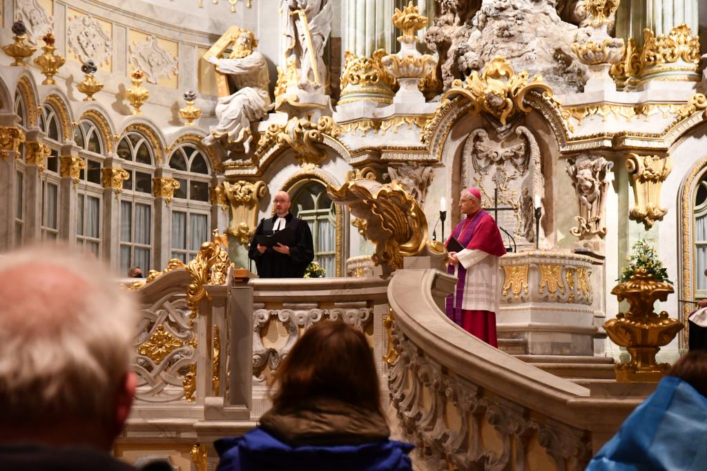 Die Bischöfe Bilz und Timmerevers, Friedensgebet für die Ukraine, ein der Dresdner Frauenkirche © Baudisch