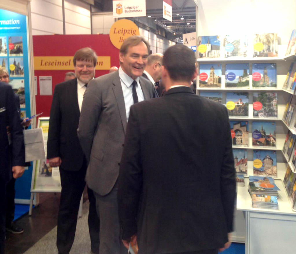 Leipzigs Oberbürgermeister Burkhard Jung am Stand der Evangelischen Verlagsanstalt Leipzig GmbH.