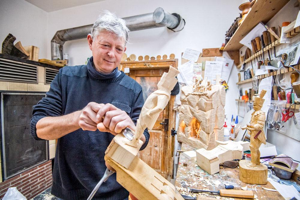 Hartmut Rademann schnitzt einen Bergmann. Sein Laden ist startklar für den Weihnachtsmarkt, der am 2. Advent eröffnet wird. In den zwei Jahren ohne Weihnachtsgeschäft war die Situation für viele Ladeninhaber in der Innnenstadt eine Herausforderung. © Georg Ullrich Dostmann