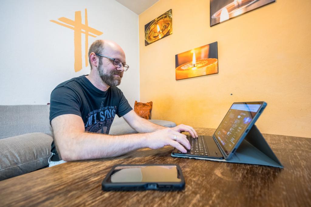 Andreas Gruner hat sein erstes eigenes Album veröffentlicht – und dabei auf moderne Technik gesetzt. Mithilfe Künstlicher Intelligenz entstand eine musikalische Reise durch dunkle Zeiten hin zu neuer Hoffnung. © Georg Ulrich Dostmann