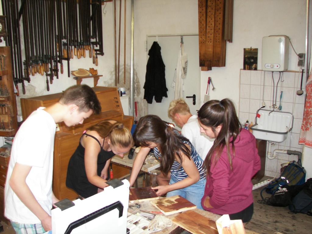 In der Holzwerkstatt von Frieder Eifler in Olbersdorf arbeiten die Schüler des katholischen Religionsunterrichts, um nach eigenen Entwürfen ein Epitaph entstehen zu lassen. Foto: Adrian Dautz