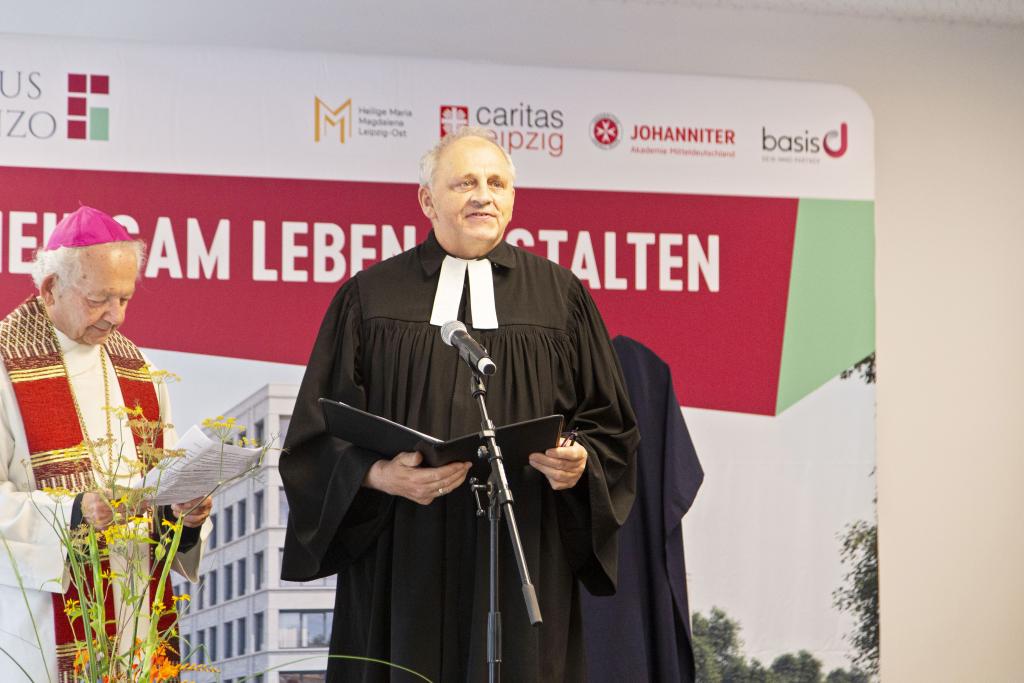 Einweihung mit Alt-Bischof Reinelt (l.) und dem evang. Pfarrer Moosdorf. © F. Schütze/Campus Lorenzo