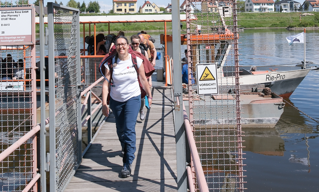 Pilgerbegleiterin Silke Maresch an der Elbe. © Ruth Weinhold-Heße