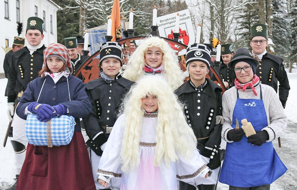 Zum Schwibbogenfest in Johanngeorgenstadt, dem Weihnachtsmarkt, ziehen die lebendig gewordenen Figuren des Schwibbogens zusammen mit Bergleuten ein. © Irmela Hennig