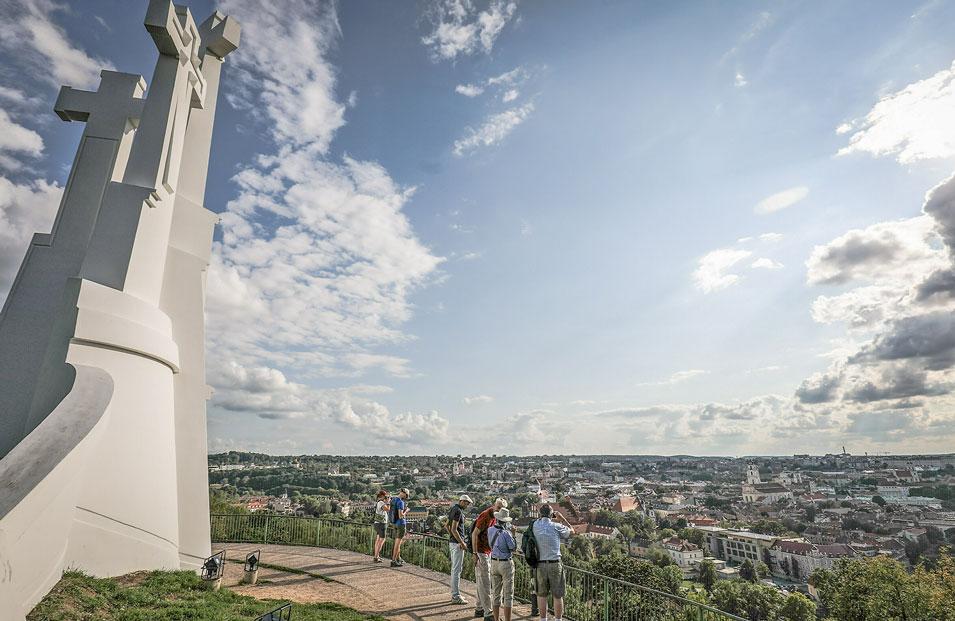 Aussicht mit Botschaft: Der »Berg der drei Kreuze« ist ein beliebtes Touristenziel. Das Monument entstand während des Zweiten Weltkrieges und gilt als Symbol des Widerstandes gegen die Besetzung. © kna-bild/Markus Nowak