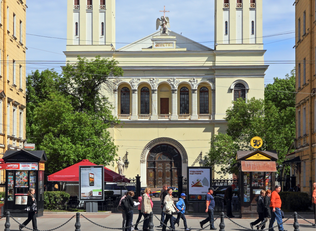 Die evangelische Petrikirche in St. Petersburg ist die größte lutherische Kirche Russlands. Sie wurde im Stil einer klassizistischen Basilika erbaut und am Reformationstag 1838 eingeweiht. © commons.wikimedia.org/A.Savin/Wikipedia