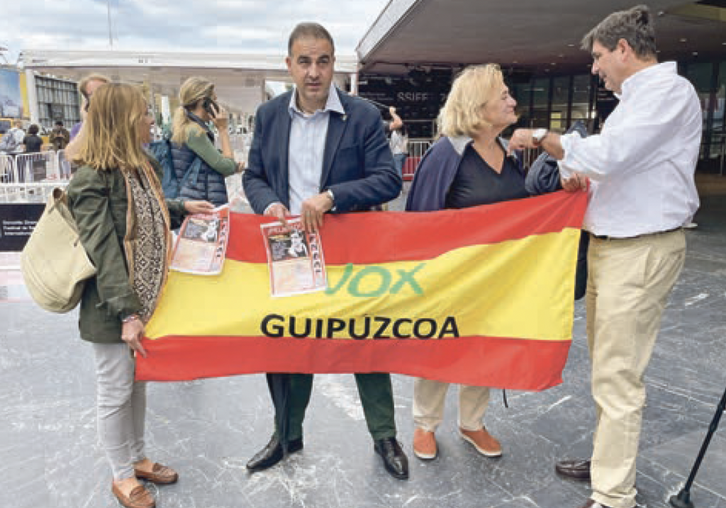 Vor ihrer Premiere auf dem Filmfestival in San Sebastián sorgte die Dokumentation über die ETA für Kontroversen. Unter anderem die VOX-Partei protestierte dagegen, dass einem verurteilten Mörder damit eine Plattform gegeben werde. © Manuel Meyer