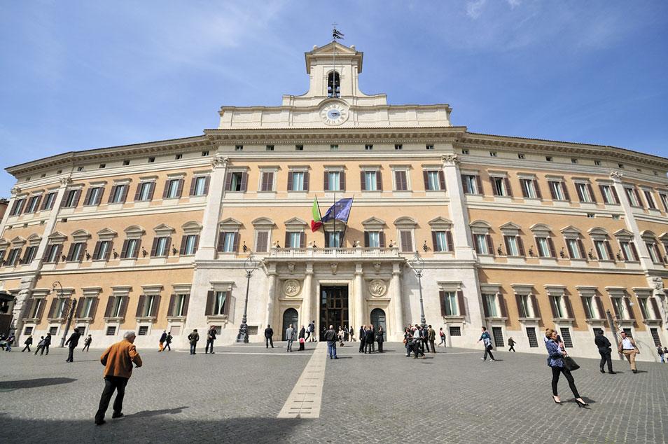 Palazzo Montecitorio: Der Palast in der Altstadt Roms ist seit 1871 Sitz der Abgeordnetenkammer des italienischen Parlaments. © commons. wikimedia.org/Vlad Lesnov