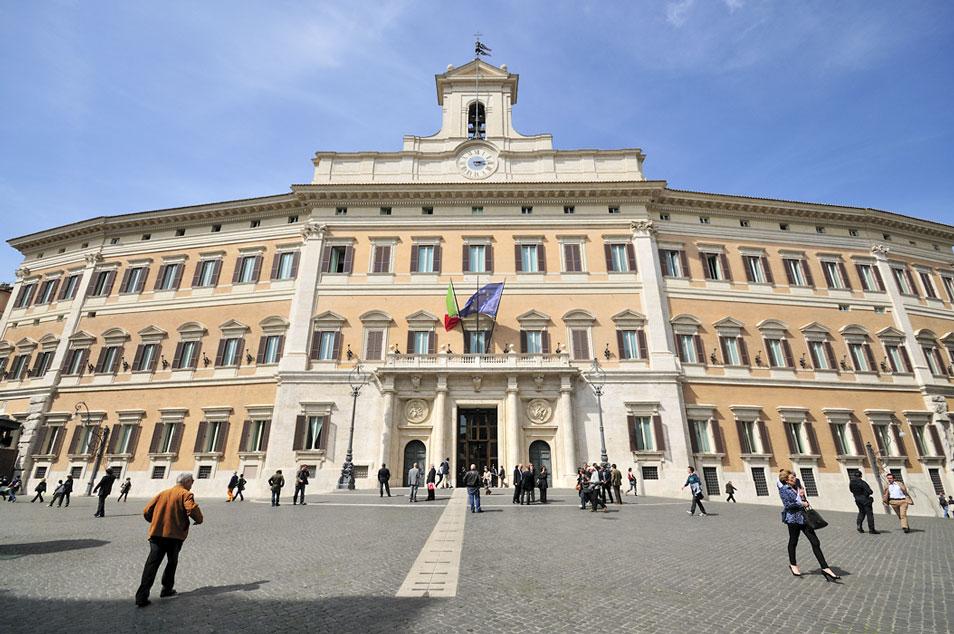 Palazzo Montecitorio: Der Palast in der Altstadt Roms ist seit 1871 Sitz der Abgeordnetenkammer des italienischen Parlaments. © commons. wikimedia.org/Vlad Lesnov