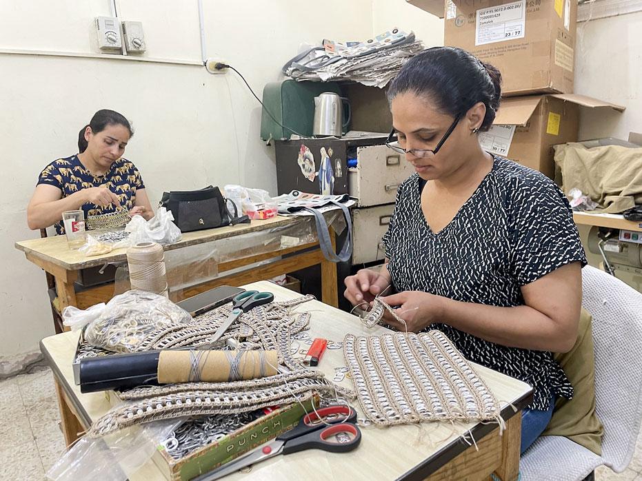 Upcycling: Im APE Zentrum werden unter anderem aus Dosenclips von Aufreißlaschen Taschen hergestellt. © Manuel Meyer