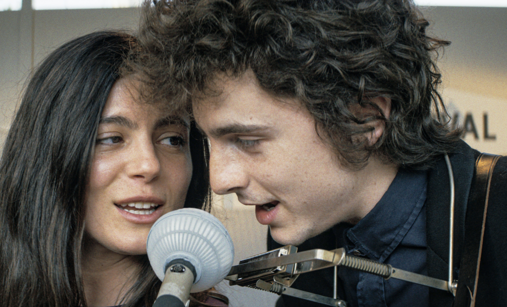 Bob Dylan (Thimothée Chalamet) im Duett mit Joan Baez (Monica Barbaro). © Disney