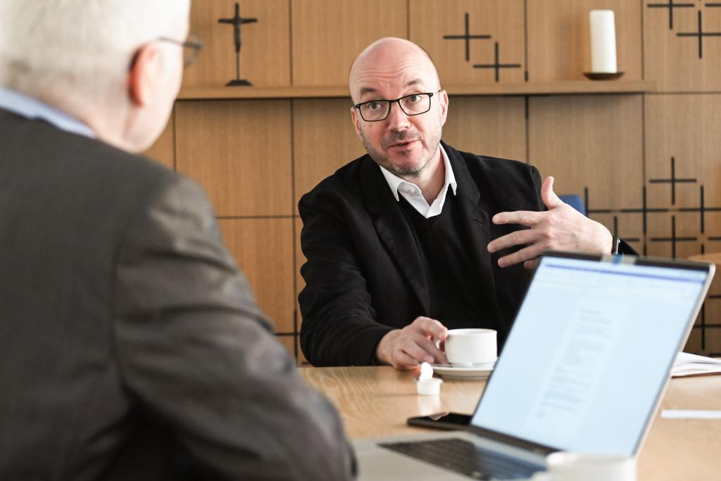 Tobias Bilz im Interview mit Torsten Hilscher, Leitender Redakteur des SONNTAG. Foto: Steffen Giersch