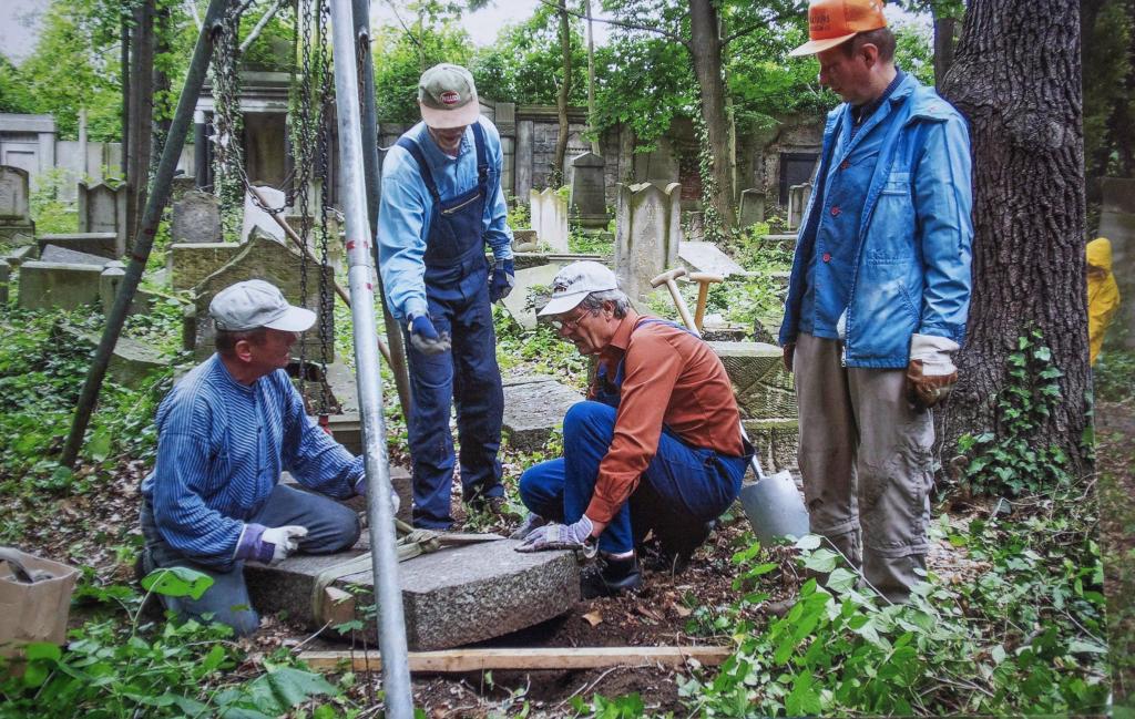 Mitstreiter von Aktion Sühnezeichen auf dem Neuen Jüdischen Friedhof in Breslau. © Repro: Dietrich Flechtner