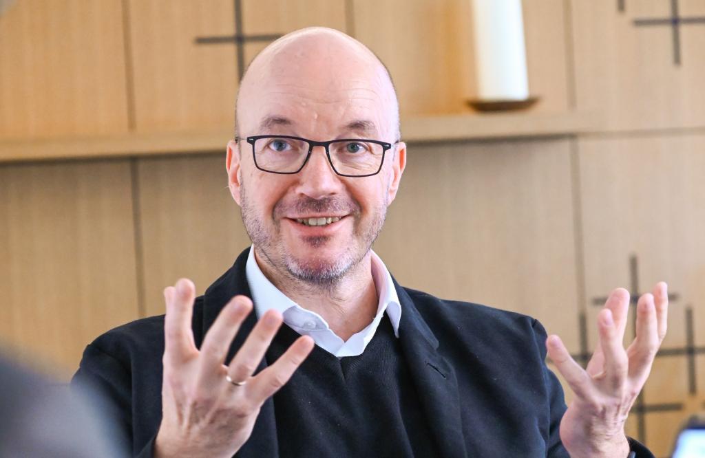 Landesbischof Tobias Bilz beim Interview an seinem Amtssitz in Dresden-Mitte. Foto: Steffen Giersch