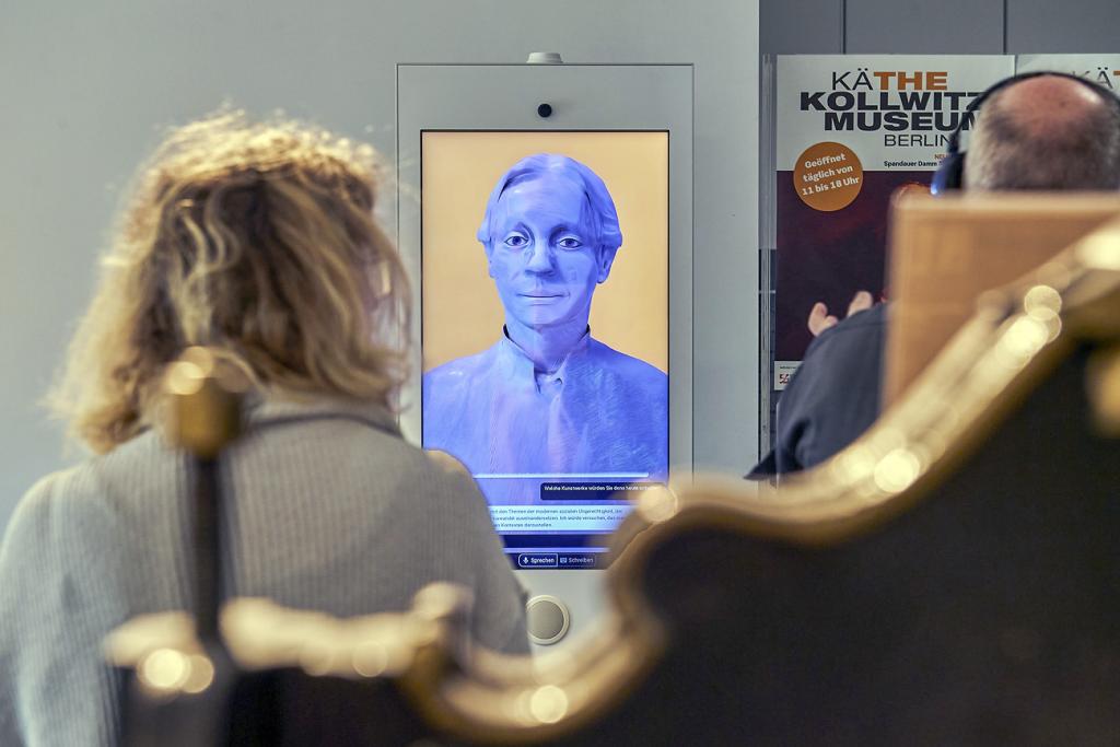 Eine Kollwitz-Projektion ersetzt den Besuch des Käthe-Kollwitz-Museums, die bis Mitte Juni wegen Umbaus geschlossen werden. © epd-bild/Christian Ditsch