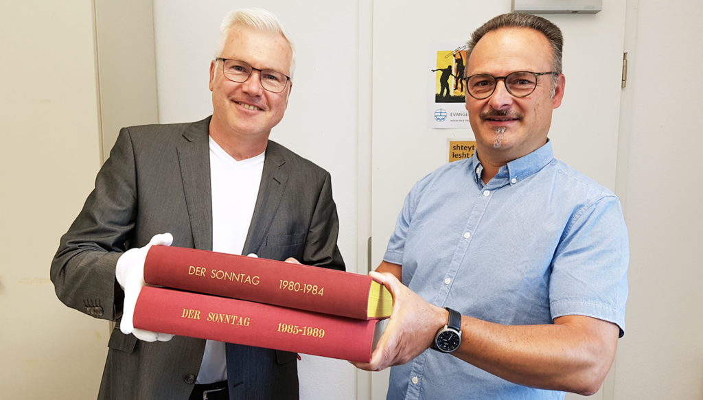 Thomas Pelz (re.) übergibt die Sammlung seines Vaters an Redaktionsleiter Torsten Hilscher. © Uwe Naumann