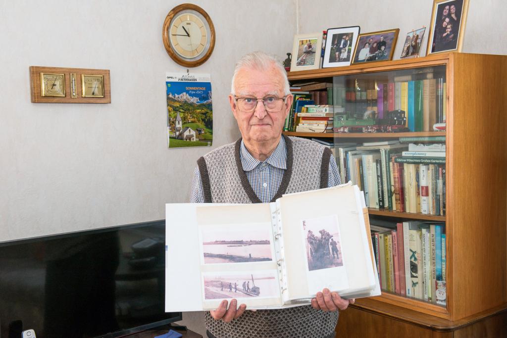 Lothar Schlegel hat in Strehla das Kriegsende 1945 miterlebt. Der langjährige Ortschronist zeigt in seinem Ordner historische Fotos. Foto: Thomas Barth