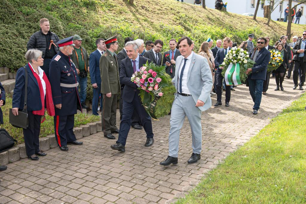 Gedenken des Kriegsendes nahe der Elbe, u. a. mit dem Bürgermeister von Strehla Jörg Jeromin, Frank Richter sowie Ministerpräsident Michael Kretschmer. © Thomas Barth
