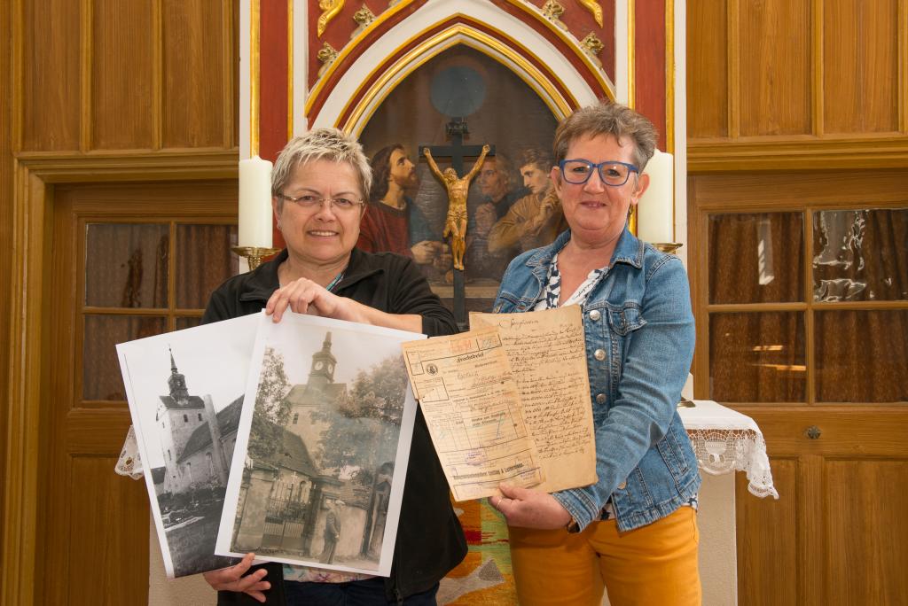 Veronika Ullrich (li.) vom Kirchenvorstand Oschatzer Land und Sylvia Däbritz vom Ortskirchenausschuss Malkwitz zeigen historische Dokumente zu ihrer Dorfkirche. Foto: Thomas Barth