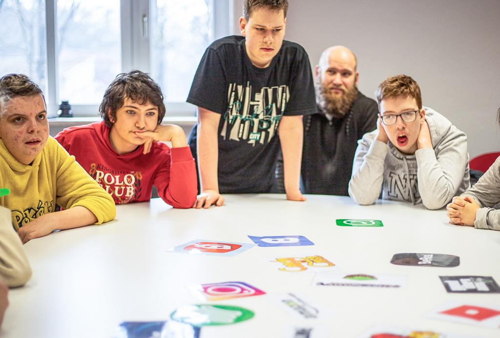 Schüler der Förderschule des Epilepsiezentrums beim Medien-Kurs. Foto: Patrick Ziob / Epilepsiezentrum Kleinwachau