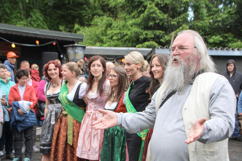 "Beten und arbeiten gehören seit jeher zusammen": Pfarrer Jens Giese bei der Andacht. Foto: Eberhard Mädler